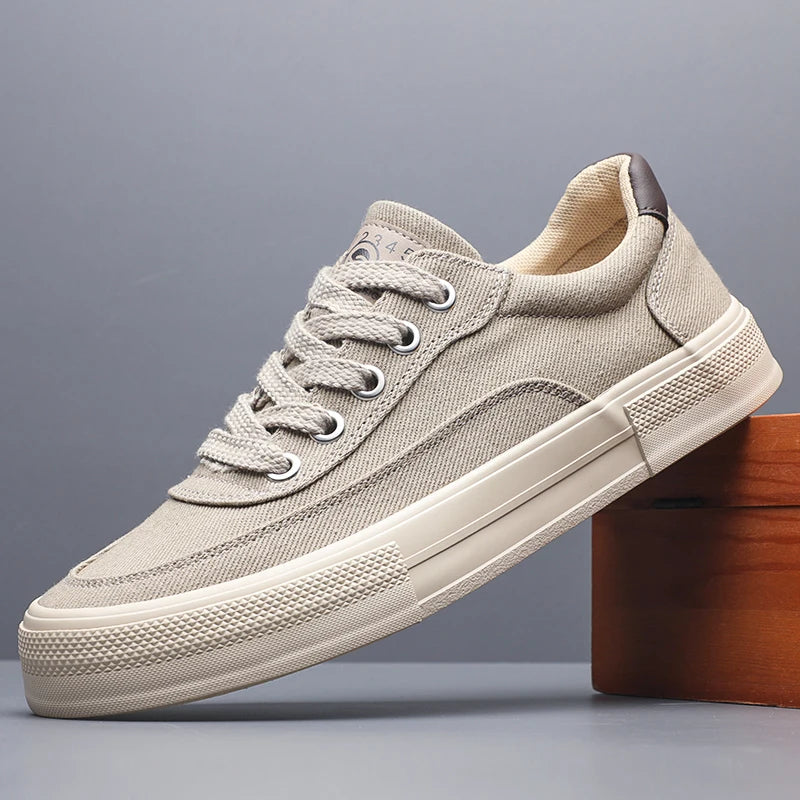 Craftklart low canvas sneaker featuring a sleek design, white laces, and a comfortable rubber sole.