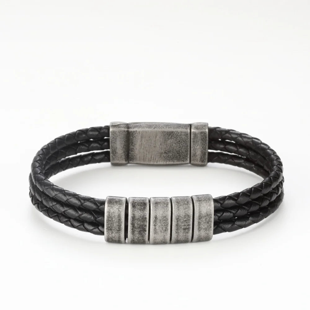 Custom men's retro stainless-steel bangle bracelet with engraved names, 19 cm, featuring a vintage design for stylish men's accessories.