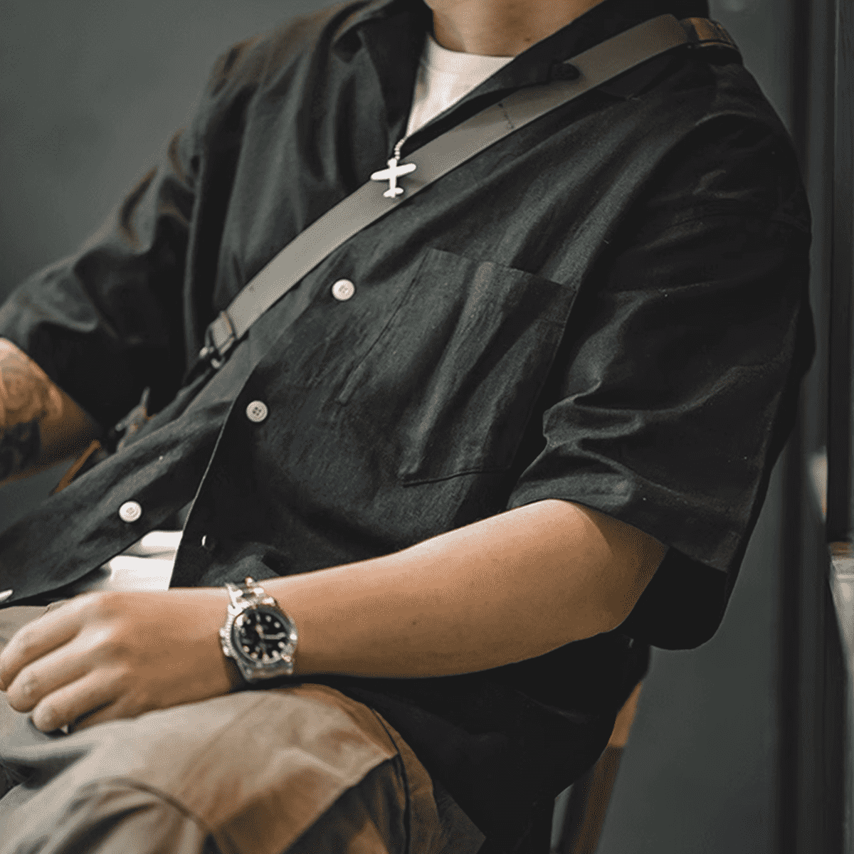 Urban Fashion & Streetwear Cuban Collar Short-Sleeve Shirt, lightweight casual shirt with vibrant patterns and short sleeves.