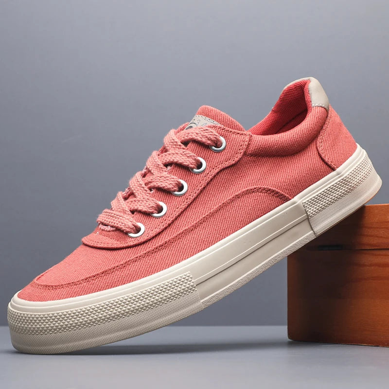 Craftklart low canvas sneaker with white rubber sole and classic lace-up design, stylish casual footwear for everyday wear.