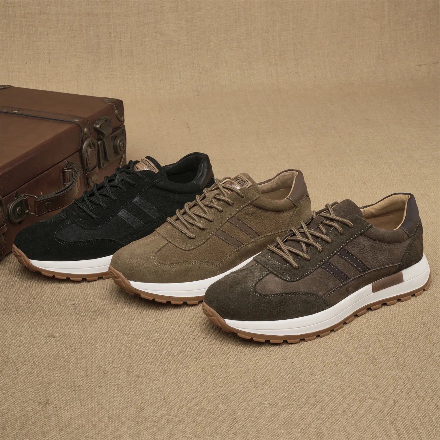 Men's retro leather low-top sneaker by Craftklart featuring urban casual style and classic design, perfect for streetwear outfits.