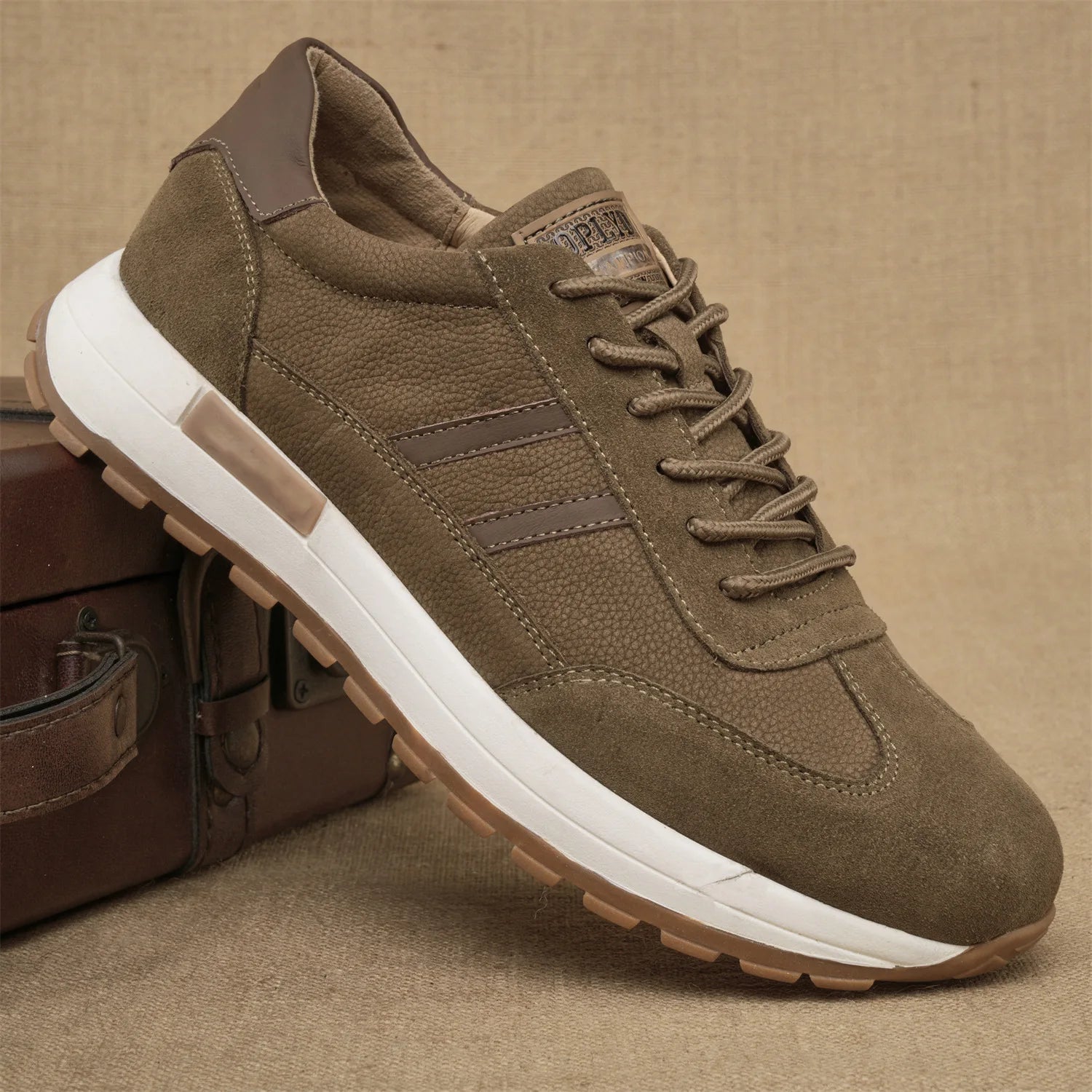 Retro leather low sneakers for men by Craftklart featuring urban casual style and classic design, shown in a close-up view.