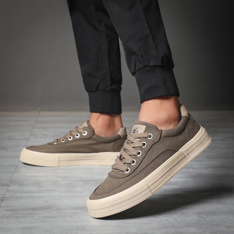 Craftklart low canvas sneaker showing a casual beige and white design with laces and a rubber sole.