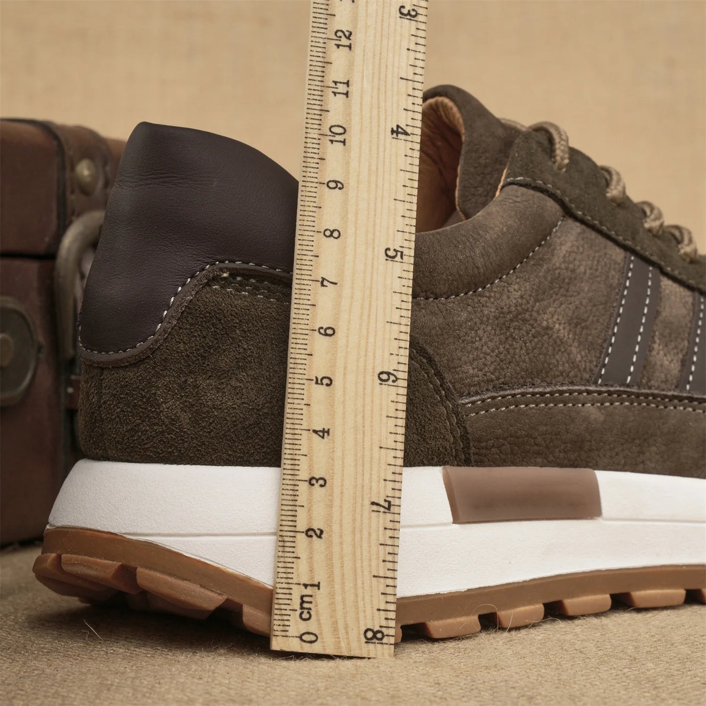 Men's retro leather low-top sneakers by Craftklart, urban casual sneakers with stylish leather design and comfortable fit.