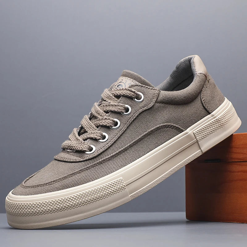 Craftklart low canvas sneaker with white and beige design, featuring laces and a casual, comfortable style.