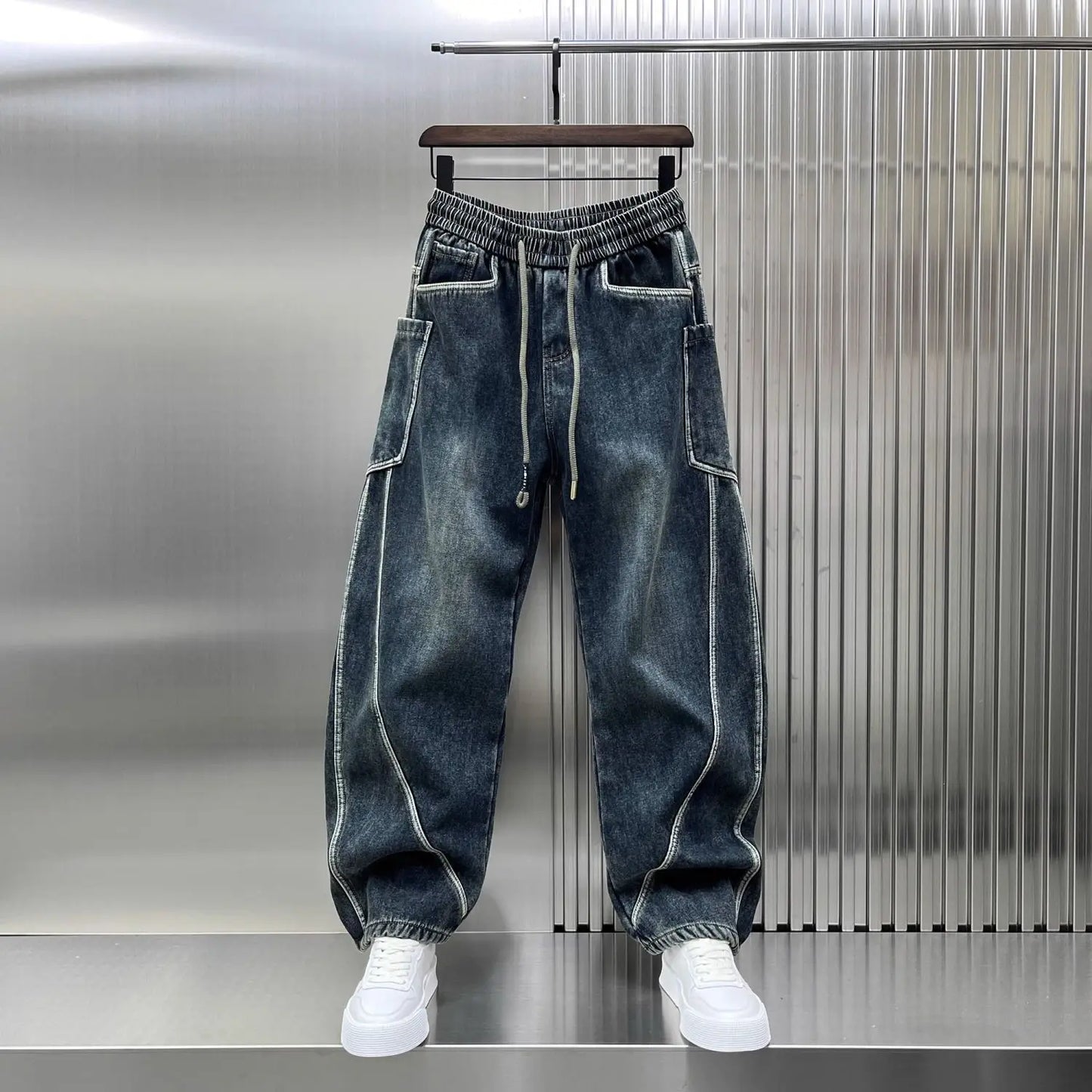 Craftklart Men's wide-leg denim jeans with elastic waist, streetwear style, shown on a model in a casual setting.