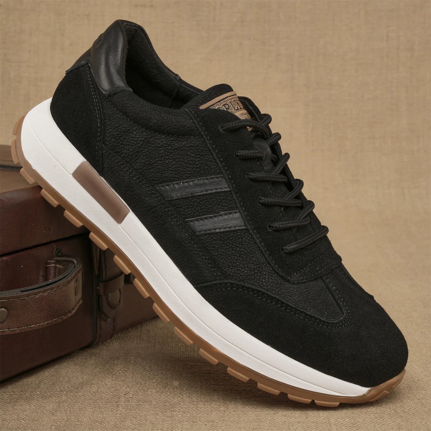 Men's retro leather low sneakers in casual urban style featuring classic design and brown leather construction.