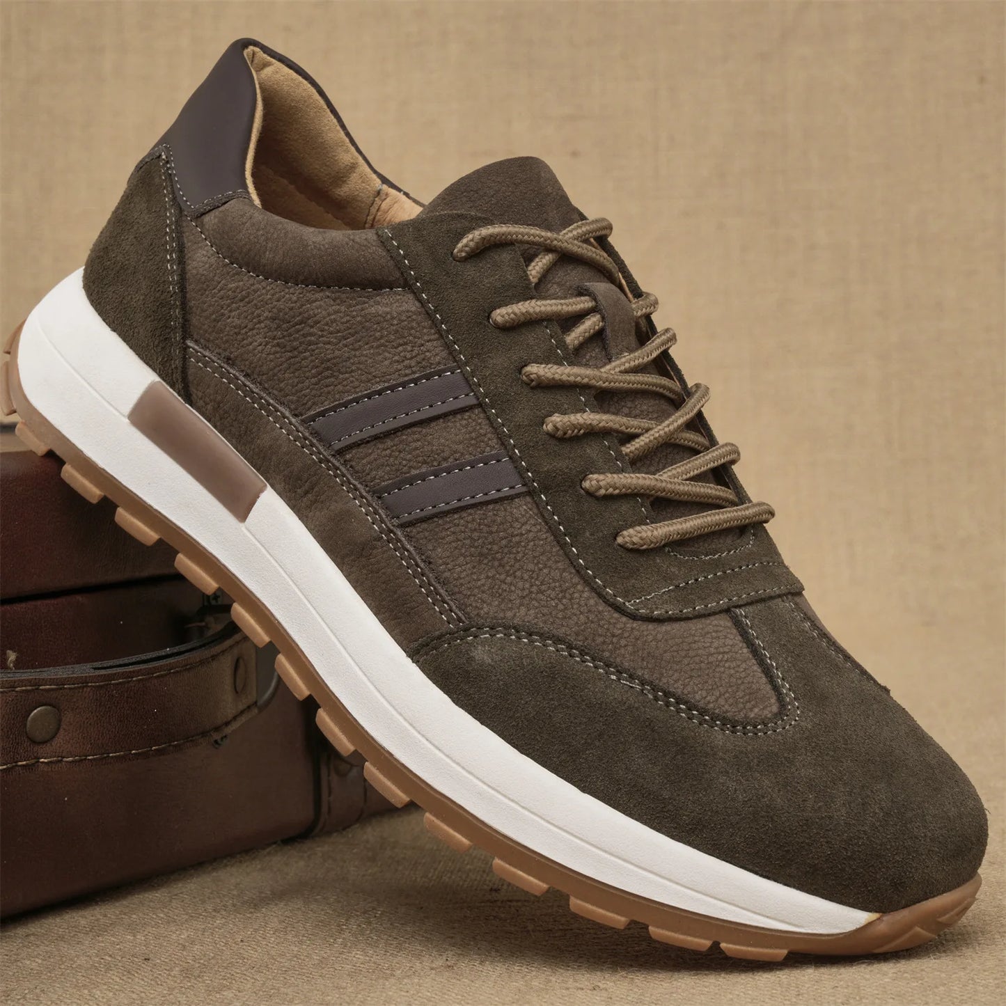 Men's retro leather low sneaker with urban casual style, featuring black leather upper and white rubber sole.