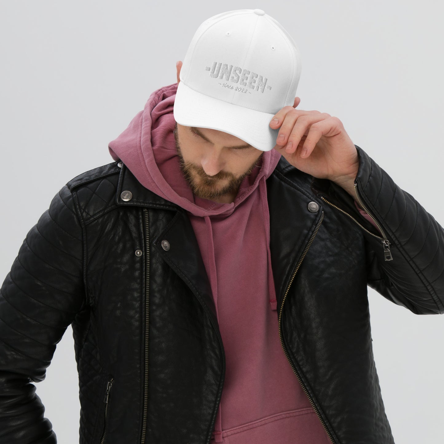 White structured twill cap by Craftklart with a closed-back design and a curved brim.