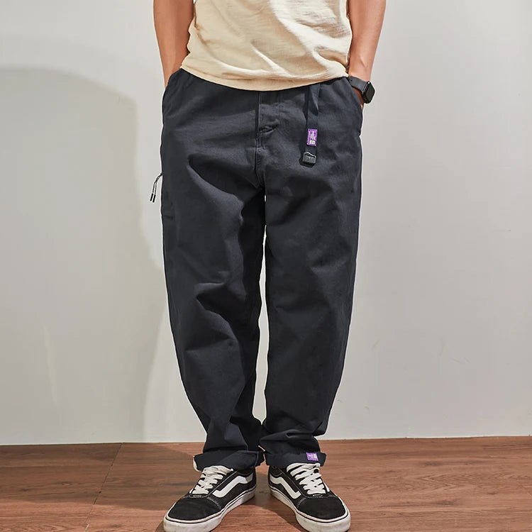 Gray men's cargo pants from Craftklart Dropship, baggy tapered fit with cotton fabric and streetwear style.