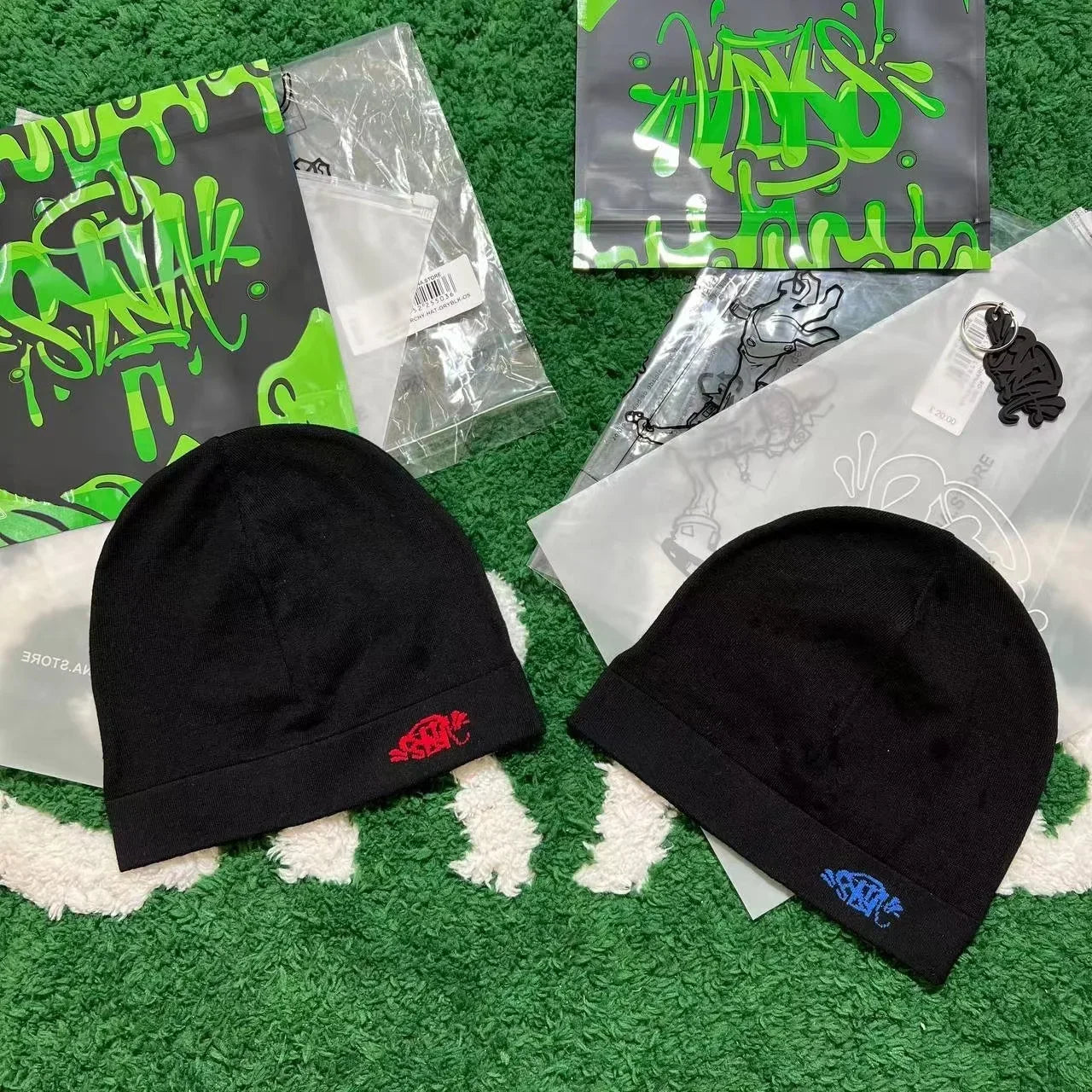 Black Fabric Sy-na styled beanie hat by Craftklart Dropship, featuring a snug fit and soft knit fabric for casual wear.