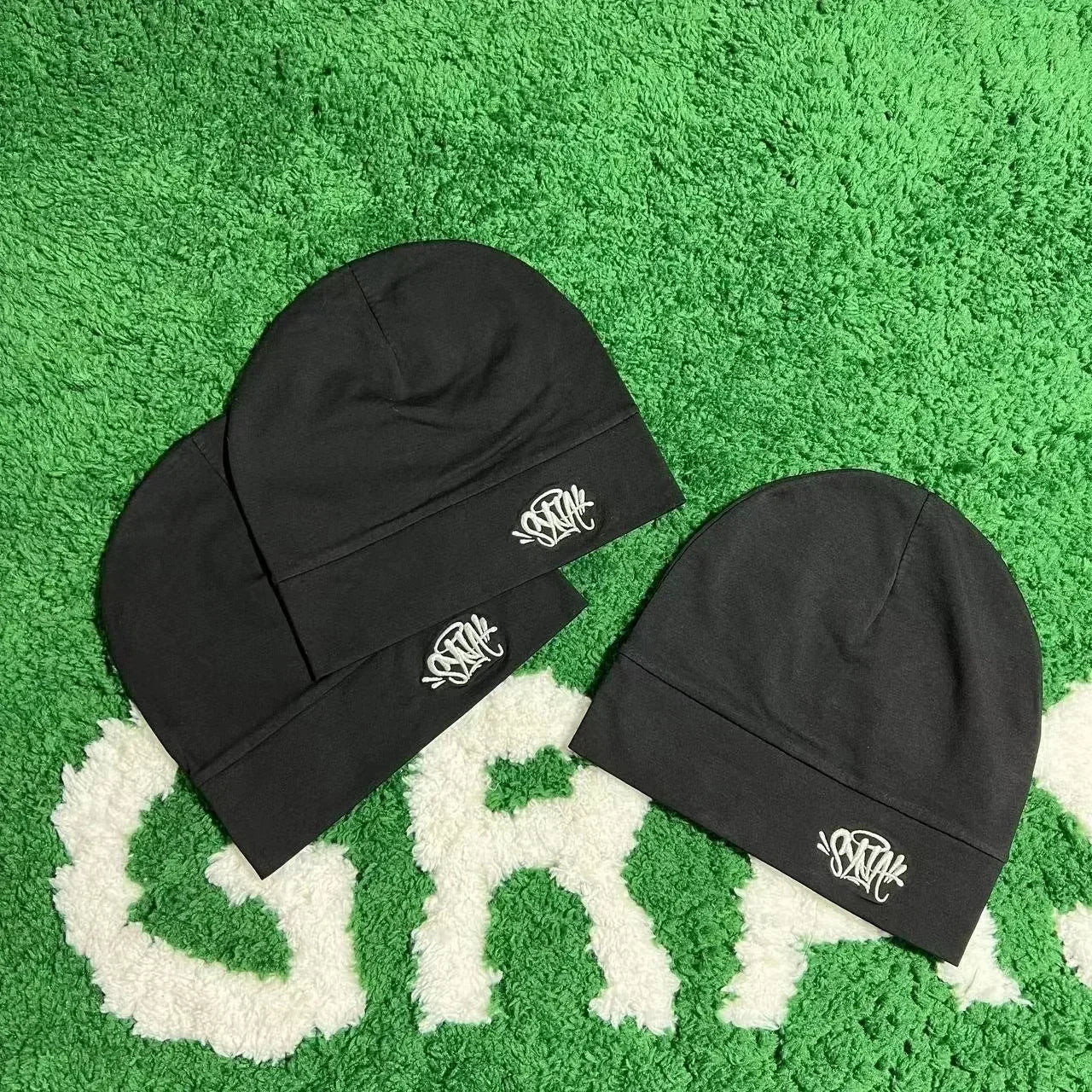 Black Fabric Sy-na styled beanie hat by Craftklart Dropship, featuring a snug fit and soft knit fabric for casual wear.