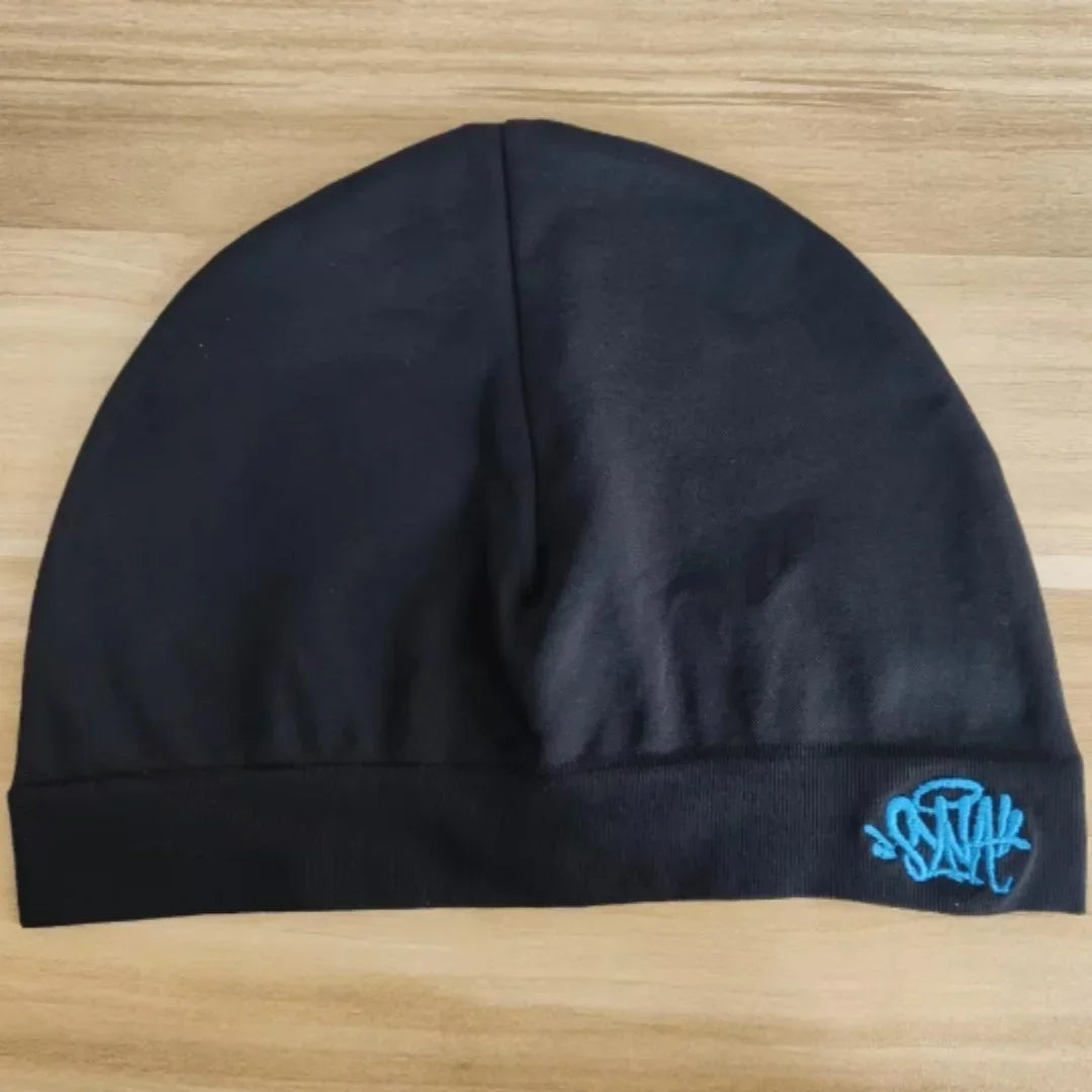 Black Fabric Sy-na styled beanie hat by Craftklart Dropship, featuring a snug fit and minimalist design.