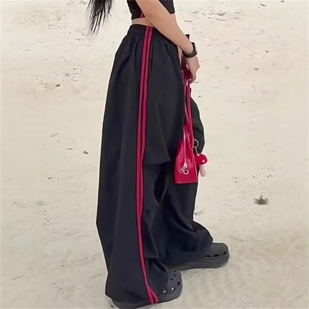Red women's wide-leg cargo joggers with streetwear style, baggy fit, and multiple pockets from Craftklart Dropship.