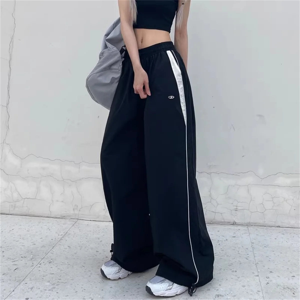 Women's red and black wide-leg cargo joggers by Craftklart Dropship, featuring baggy fit and streetwear style.