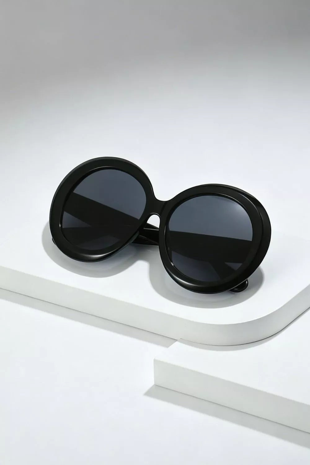 Urban Fashion & Streetwear | Craftklart oversized black round frame sunglasses with UV400 lenses on a white platform.
