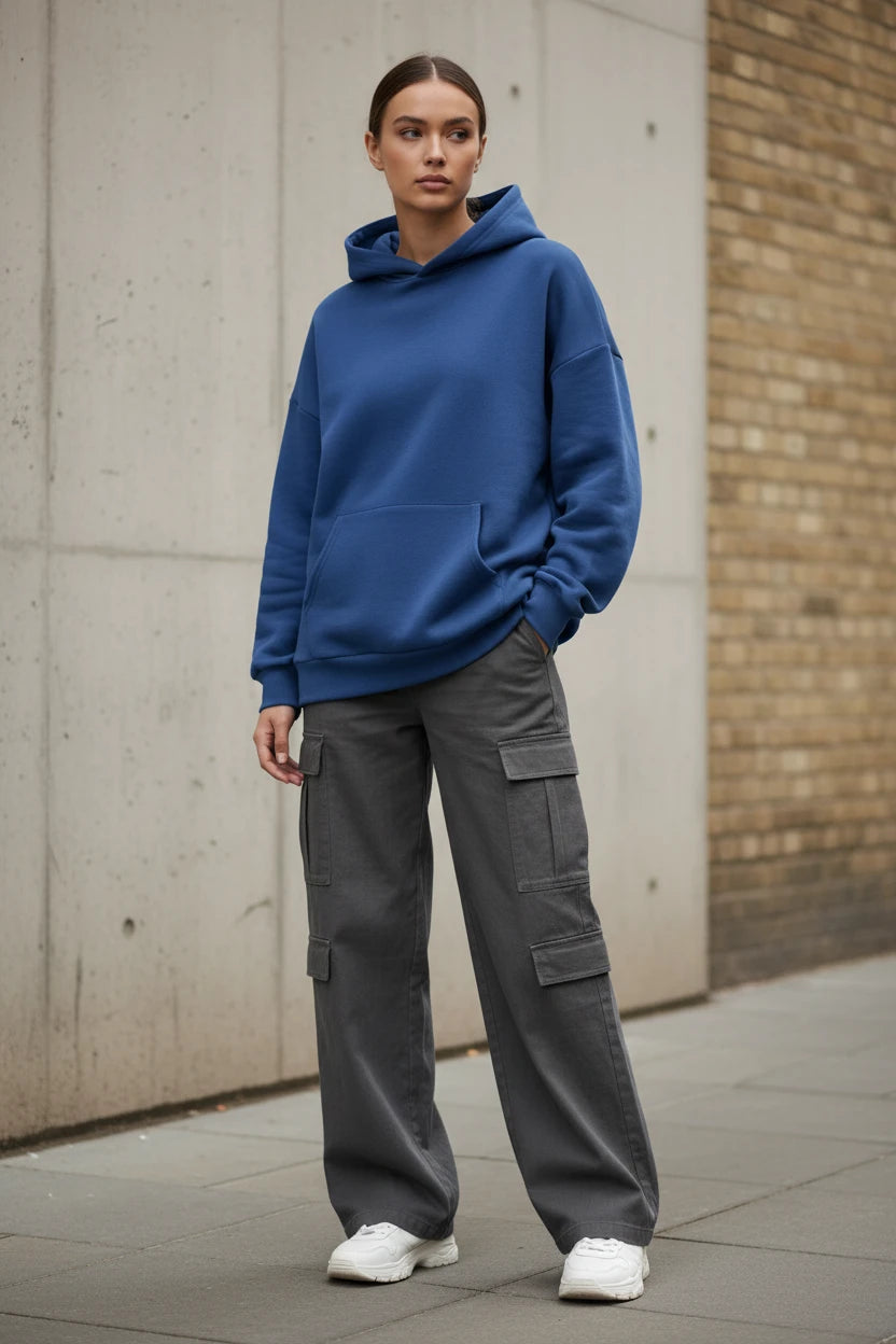 Black oversized hoodie sweatshirt for women and men, urban streetwear style, featuring a relaxed fit and casual design.