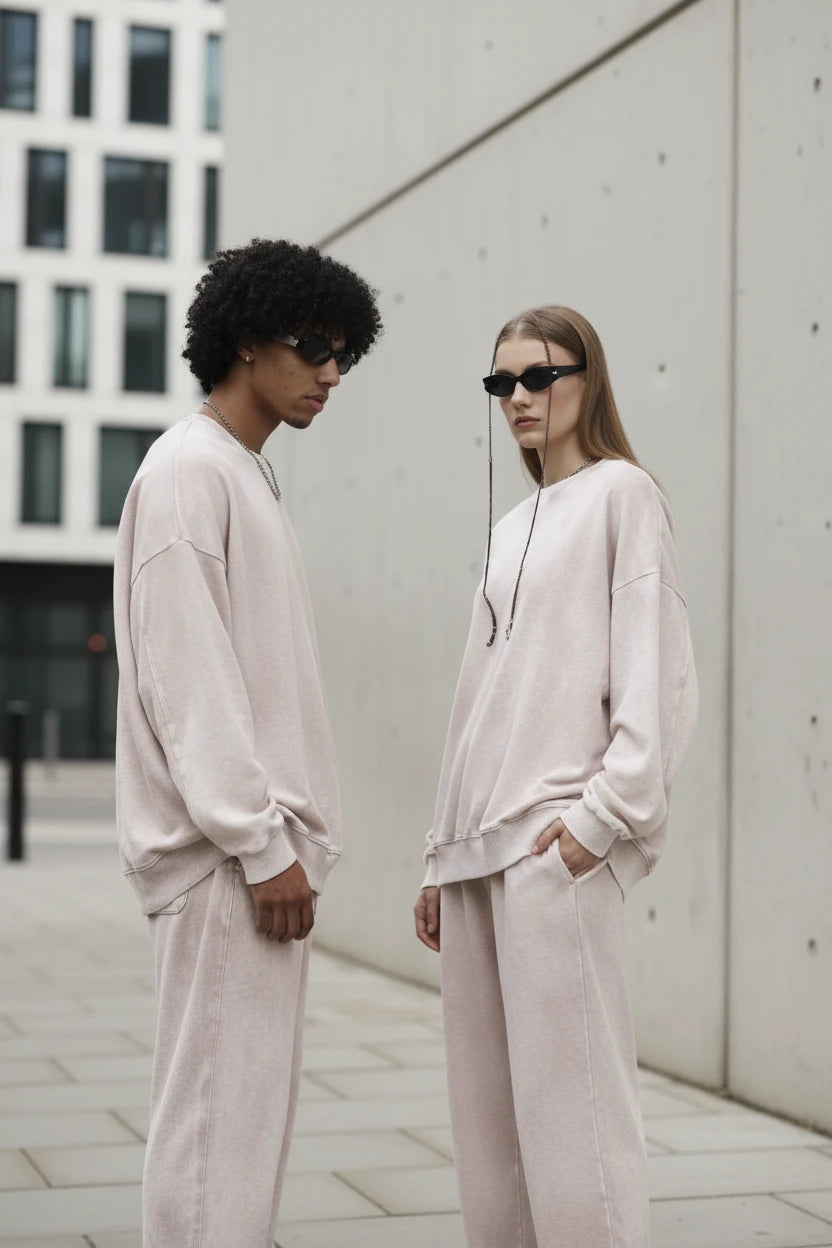 Oversized high street retro style sweater in washed-out solid color, worn look, round neck, suitable for men and women.